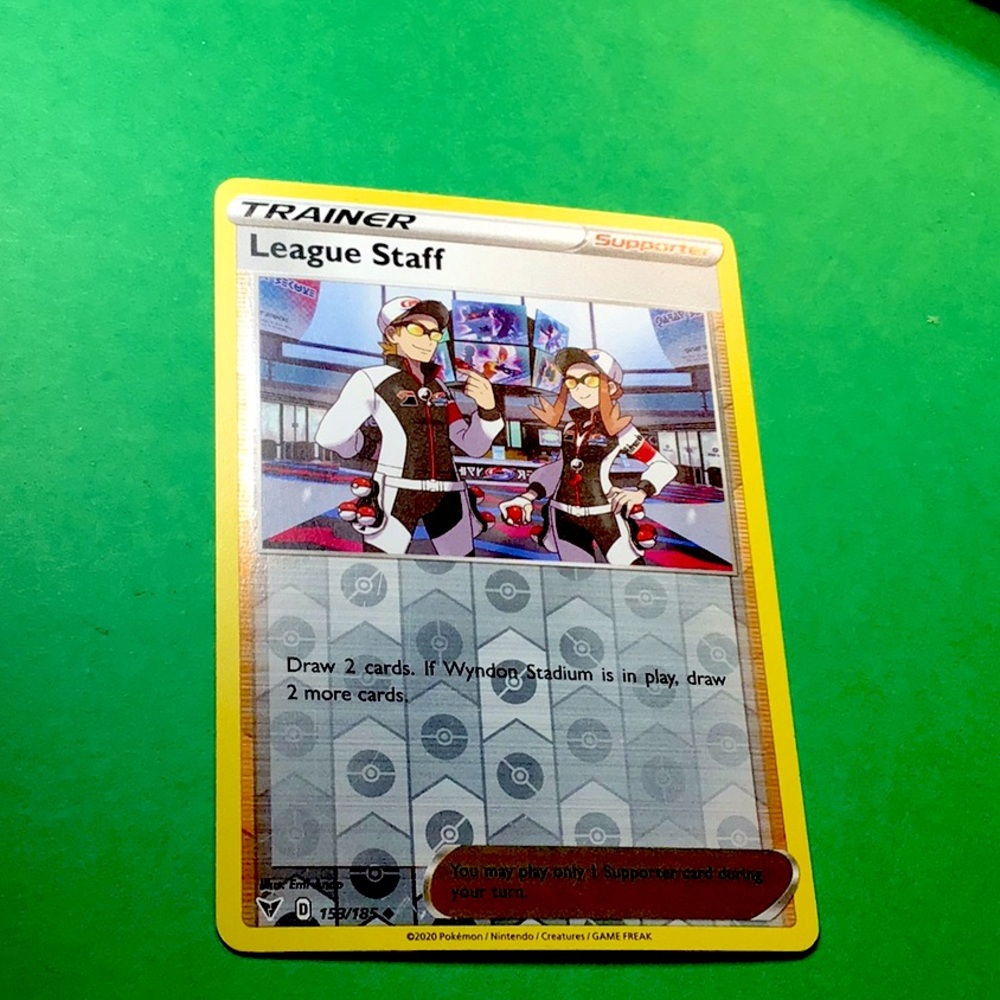 2020 LEAGUE STAFF 153/185REVERSE HOLO RARE VIVID VOLTAGE MINT CONDITION TRAINER
